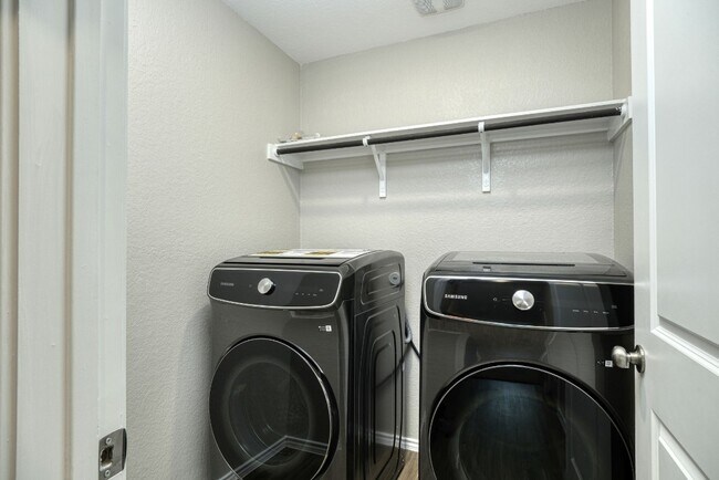 Building Photo - 111 Mountain Maple St