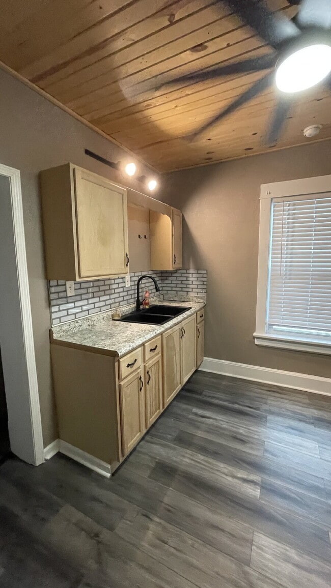 Building Photo - Cozy, Updated 1-Bed Apartment Near Downtown Sharon with In-Unit Laundry!