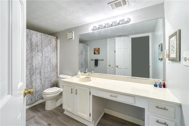 Building Photo - 1445 Oakridge Cir