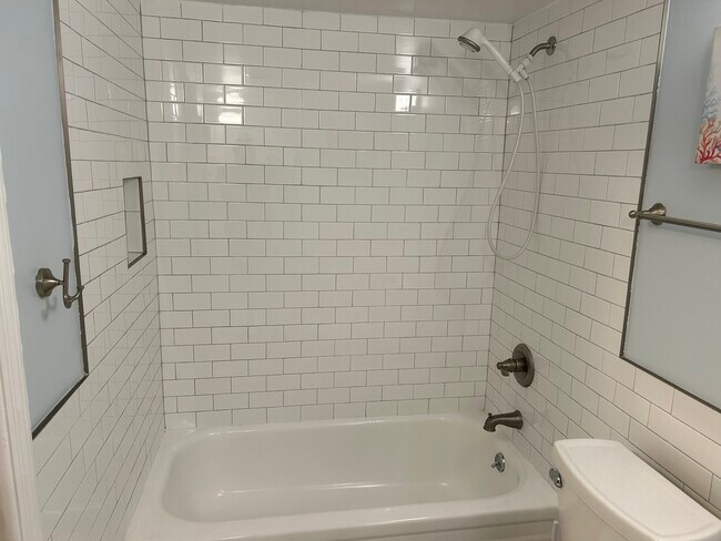 Tile Bath/Tile is perfect,picture bad - 1687 Brookhouse Cir