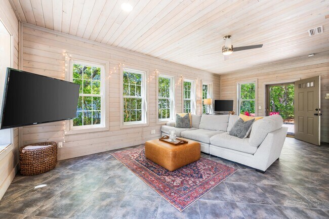 Building Photo - 220 Seabreeze Cir