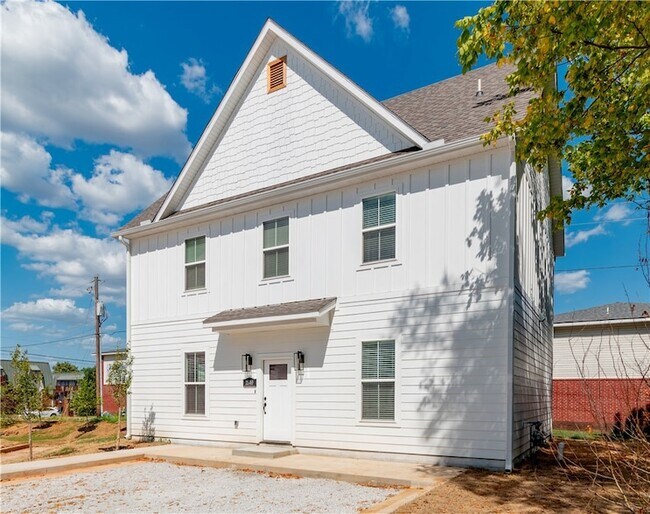 Building Photo - 1664 N Leverett Ave