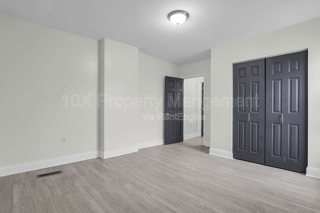 Building Photo - 907 Scott St