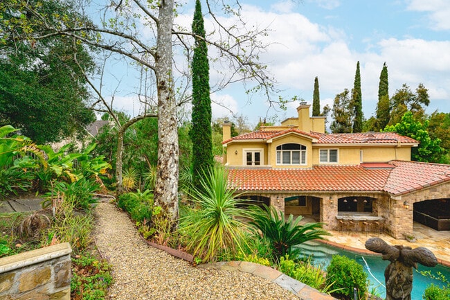 Building Photo - Elegant 5BR Furnished Estate with Pool & G...