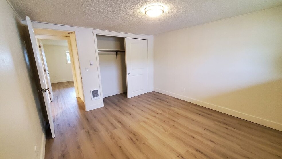 Building Photo - 15358 NE Dopp Rd