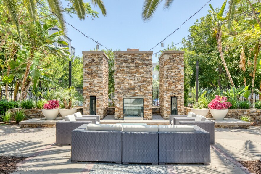 Building Photo - 250 S San Fernando Blvd