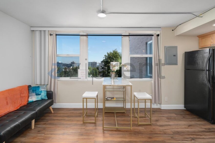 Building Photo - 1205 SW Cardinell Dr