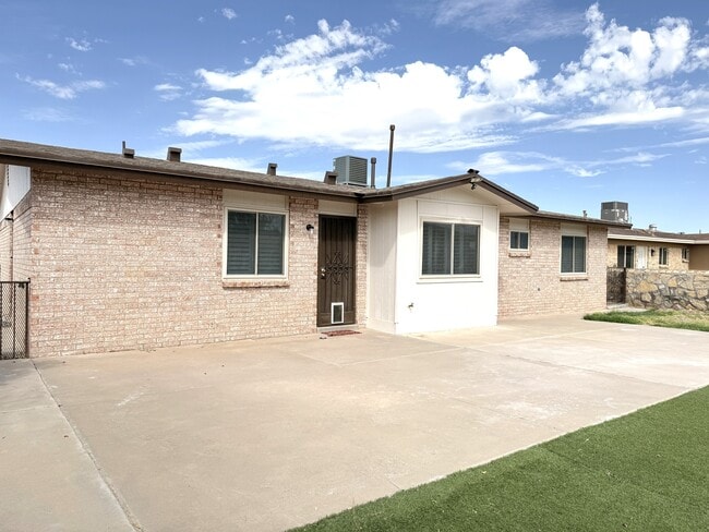 Building Photo - 9321 Sorbonne Dr