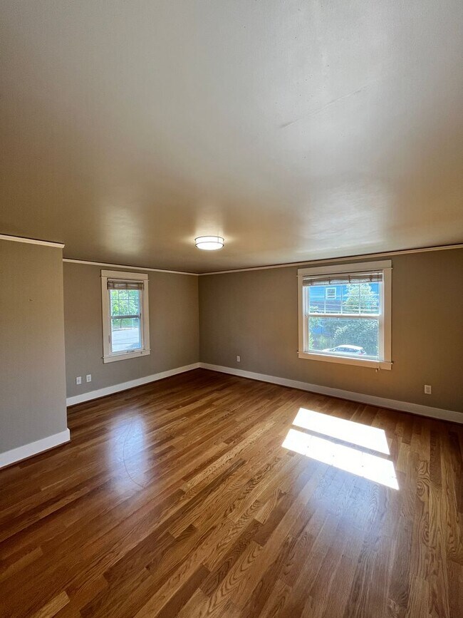 Building Photo - Gorgeous 2-Bedroom Townhome! Hardwood Floo...