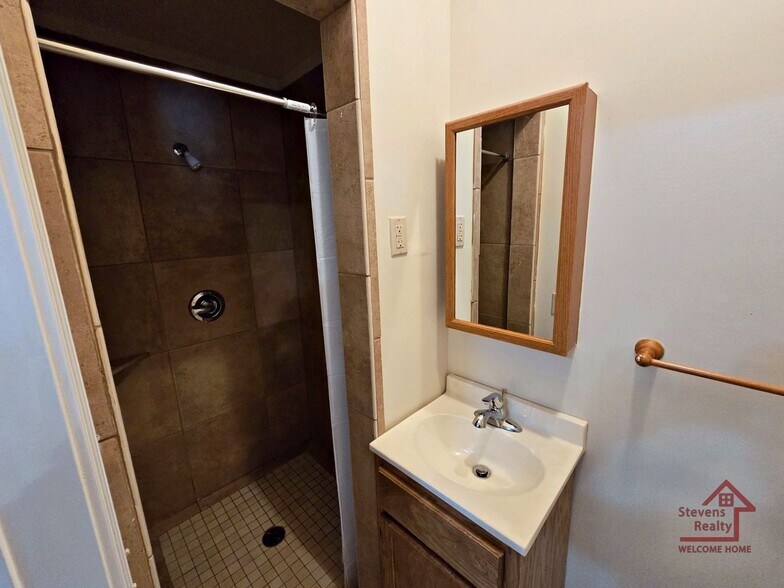 Building Photo - 1090 N Washington Ave