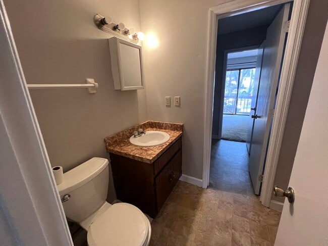 Building Photo - 2 Bedroom / 1 Full and 2 Half Bath -