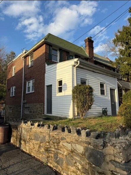 Building Photo - 216 E 24th St