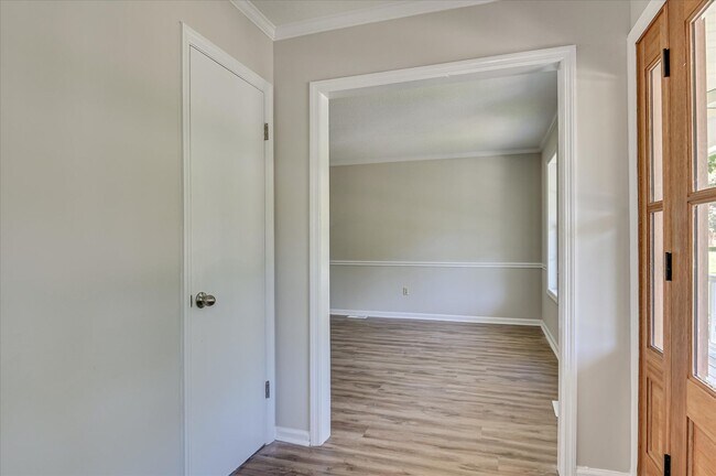 Building Photo - 3 bedroom, 2.5 bathroom home on a large co...