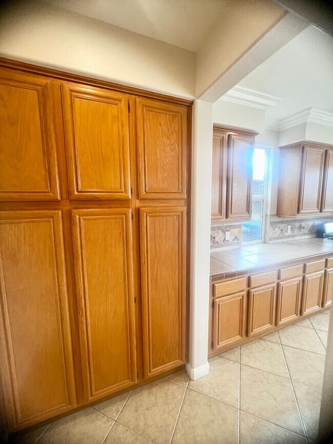 Building Photo - Stunning 4br + Den located on a view lot i...