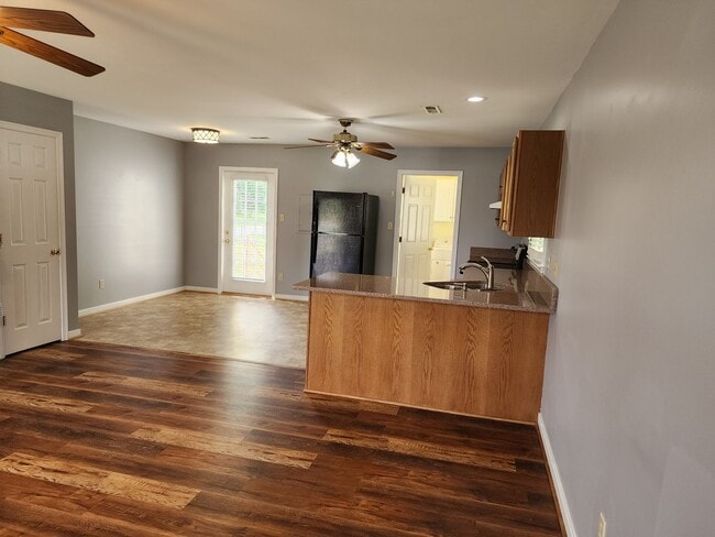 Building Photo - 3 Bedroom 2 Bath Brick Rancher in Mechanic...