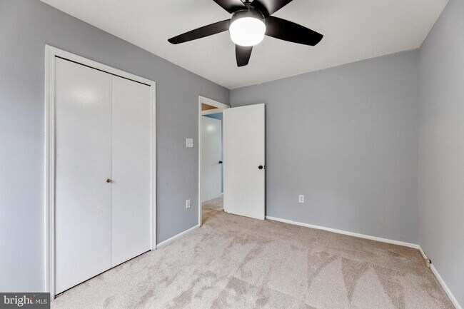 Building Photo - 18 Chantilly Ct