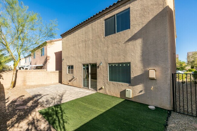 Building Photo - Upgraded spacious 4bedroom home near Mountains Edge!