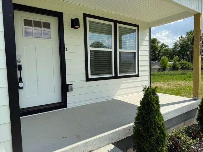 Building Photo - Lovely New Home in Old Hickory - 2 Car Garage