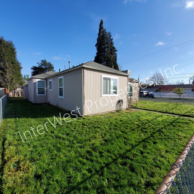 Building Photo - *RENT PROMO* 3+bd 1.5 ba Single Level West...