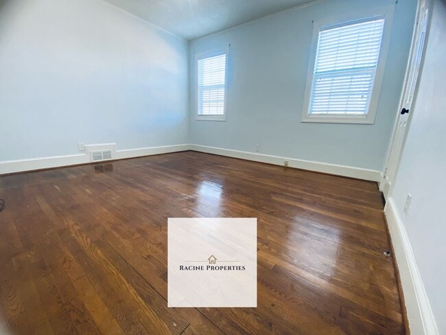 Building Photo - Welcome to your next home adventure in the charming town of Gray Court!