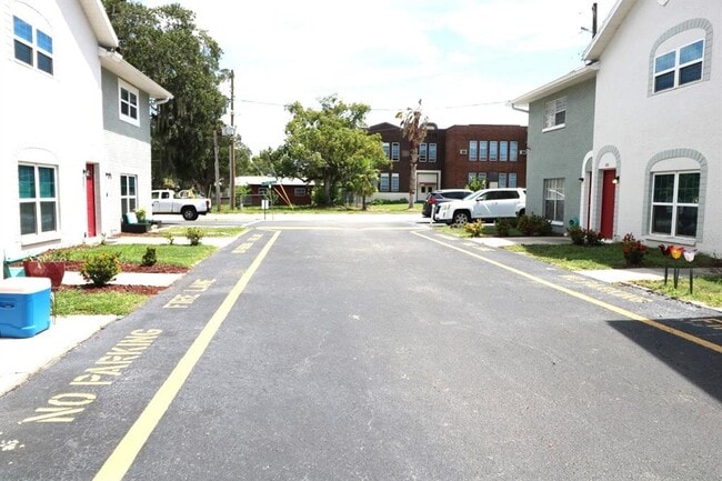 Building Photo - 5712 Townhouse Dr