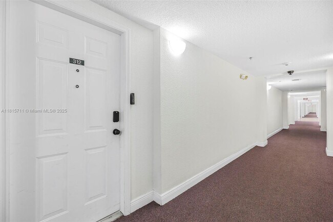 Building Photo - 9340 Fontainebleau Blvd