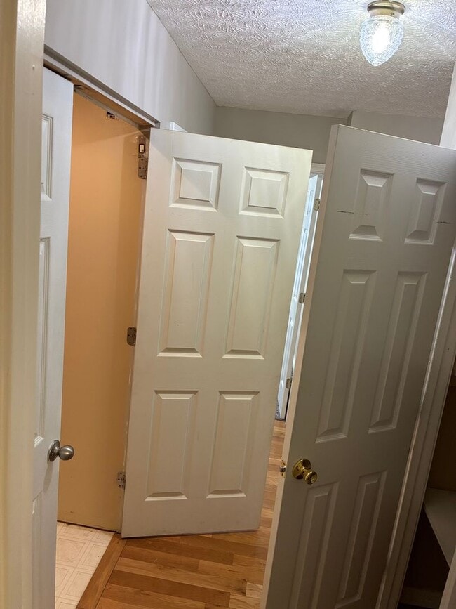 Building Photo - **NEW PRICE**   **New Paint**   **New Carpet**  Ready for YOU!!