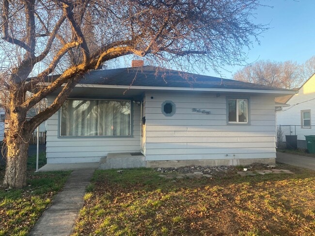 Building Photo - 2 bed 1 bath with large attached garage and fenced yard