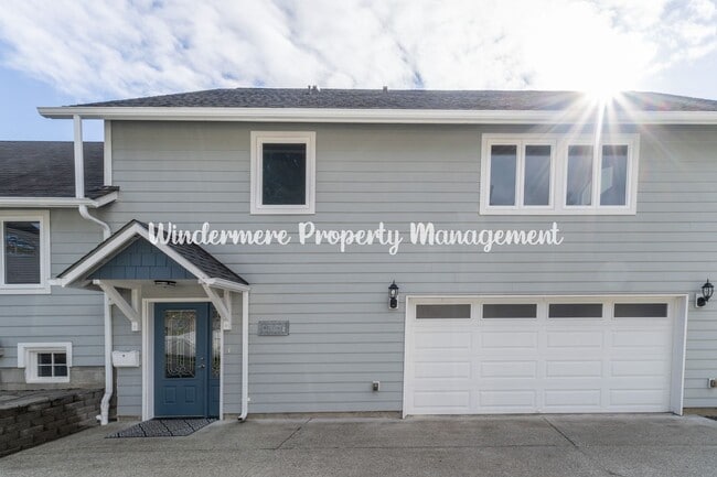 Building Photo - Beautifully Remodeled 2 bedroom in convenient location, private balcony, over sized garage, A/C a...