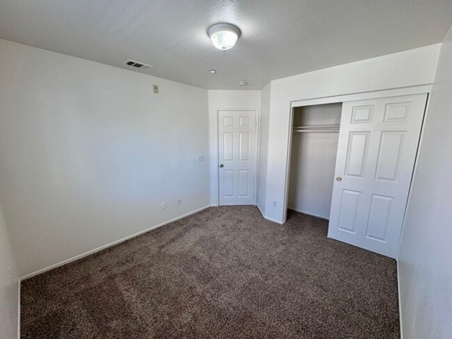 Building Photo - Spacious 3 Bedroom 2.5 Bathroom Condo in t...