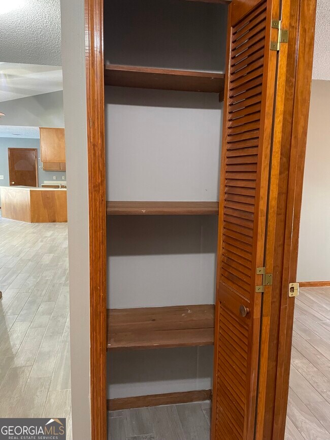 Building Photo - 211 N Woodvalley Dr