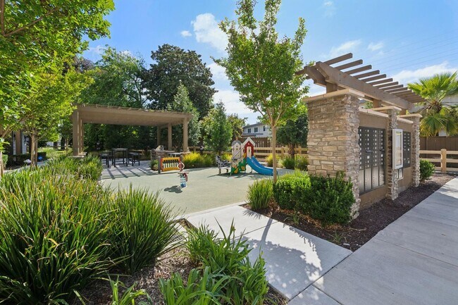 Building Photo - Modern 2021 Townhome | 3BD | EV Charger | Near Google & Downtown Mountain View