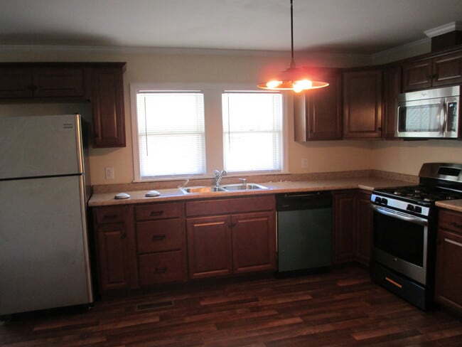 Building Photo - Beautiful 3 bedroom, 2 bath house on a lar...