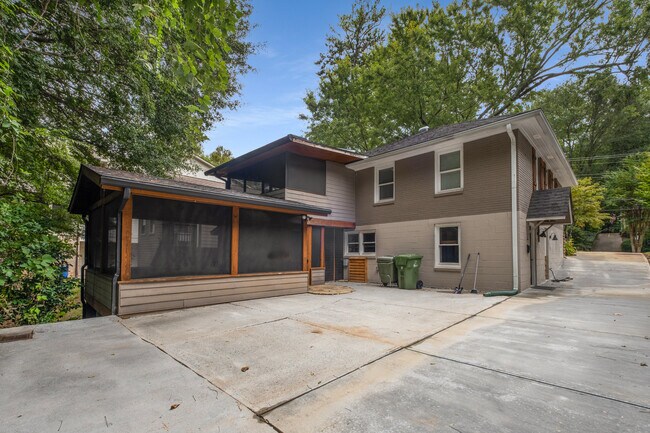 Building Photo - 746 Amsterdam Ave NE