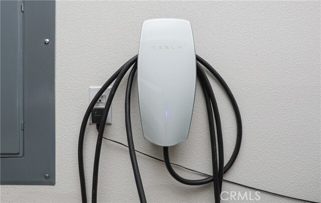 Building Photo - 166 Novel