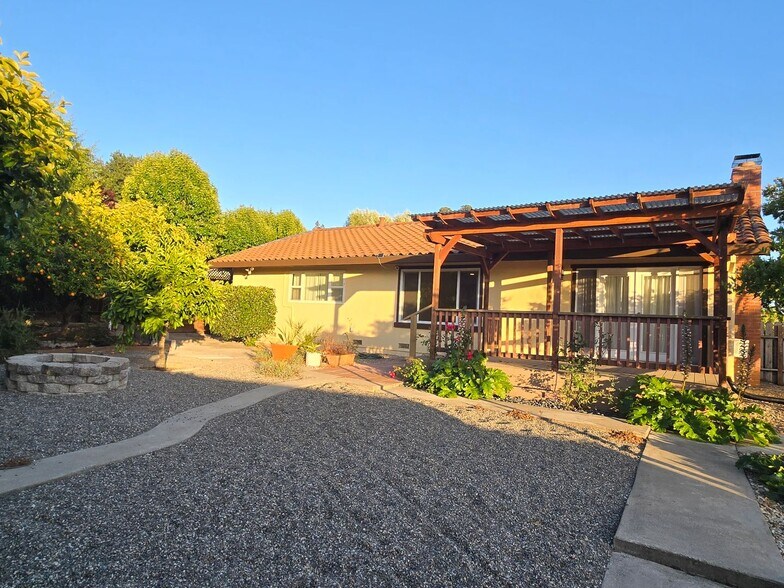 Building Photo - 2795 Fountain Oaks Dr