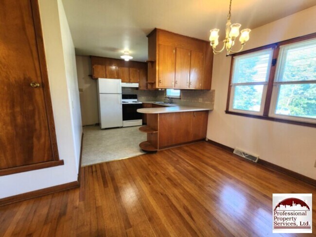 Building Photo - Charming brick rancher offers a perfect bl...