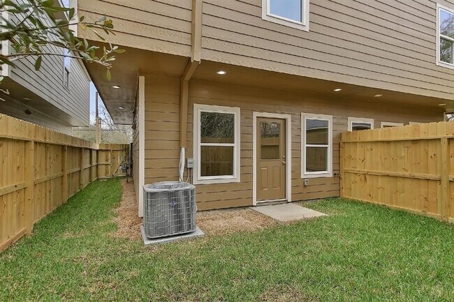 Building Photo - 1043 Marcolin St