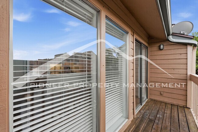 Building Photo - Spacious Condo with Washer/Dryer and Central AC
