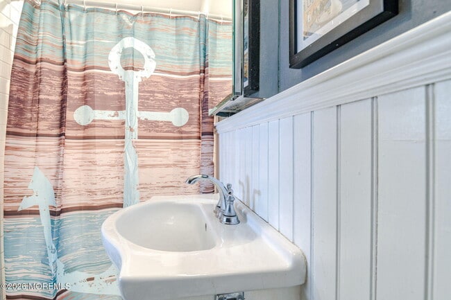 Building Photo - 127 Lawrence Ave