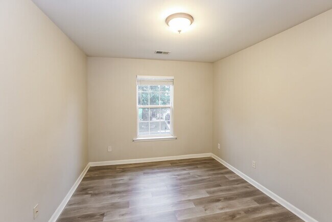 Building Photo - 4720 Abercromby St