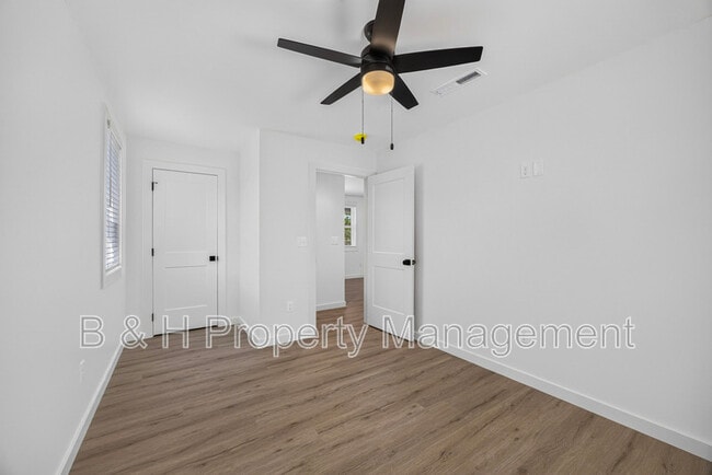 Building Photo - 206 Boatman St