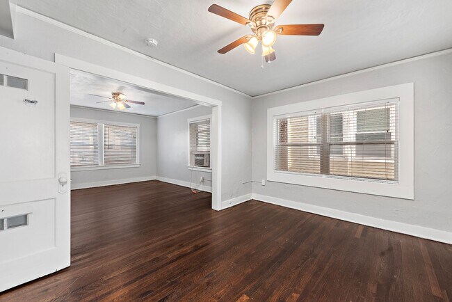 Interior Photo - 1115-1121 W 40th ST