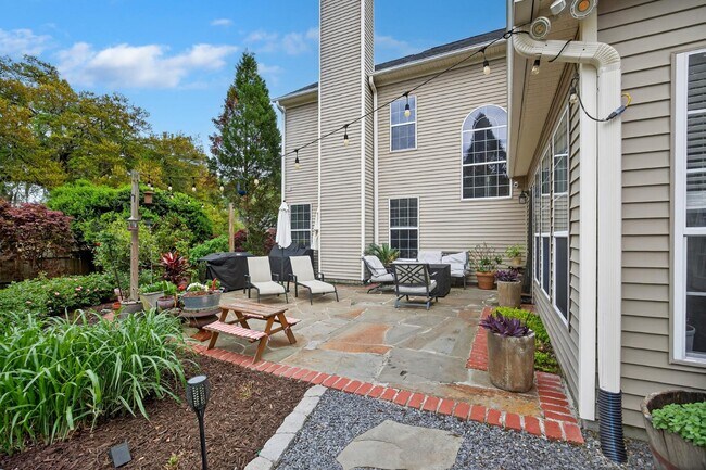 Building Photo - 5409 Dwight Dr