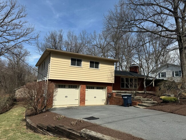 Building Photo - Amazing  split-level home in Ashby Heights!