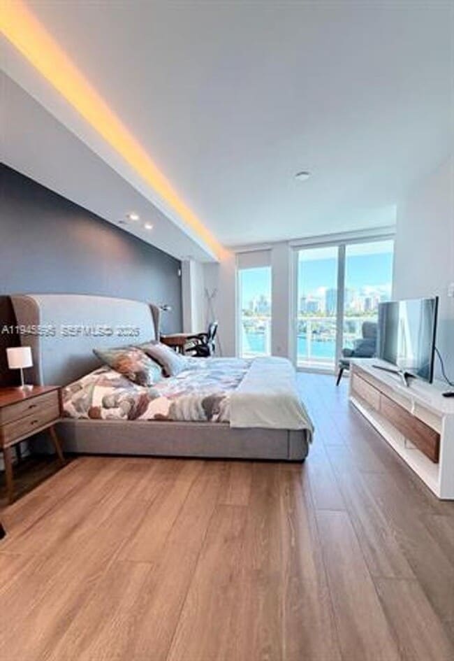 Building Photo - 9821 E Bay Harbor Dr