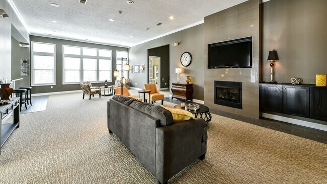 Building Photo - 3-Bedroom Ground-Level Unit with Rear View...