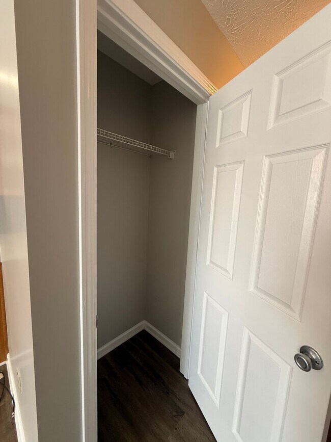 Building Photo - 3 Bedroom Available Now!