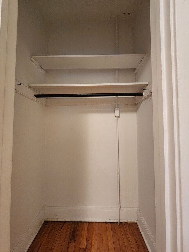 Building Photo - Large 3-bed/1-bath Apartment in the Heart of Rogers Park!