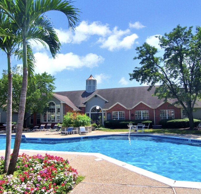 Building Photo - 8318 Lakeshore Cir